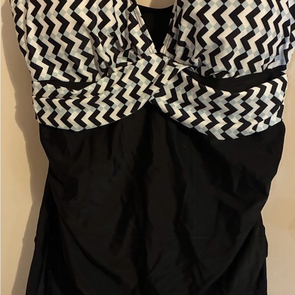 $13 or 2 for $20. Black & White Tankini Top Size L Ruched, Slimming - Picture 7 of 7